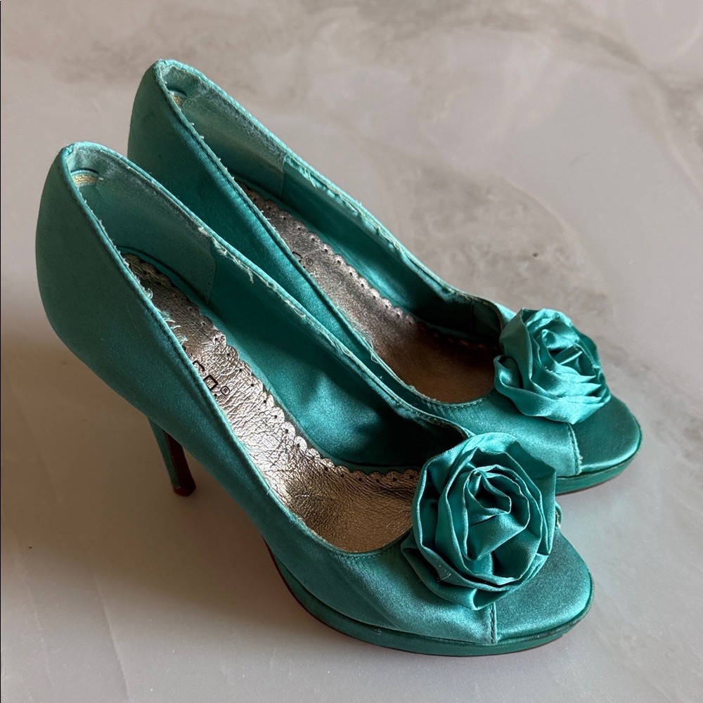 Bianco Peep-Toe Heels - Picture 2 of 6